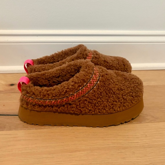 UGG Tazz Braid Curly Slipper - Picture 1 of 3